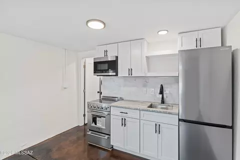 Kitchen - 1320 E Hampton St, Tucson, AZ 85719 photo 5 of 8