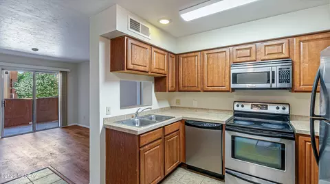 1810 E Blacklidge Dr #102, Tucson, AZ 85719