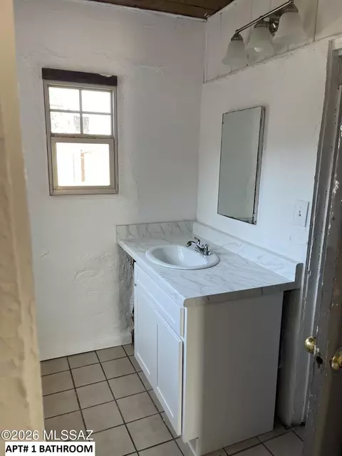 Bath - 447 E 35th St, Tucson, AZ 85713 photo 2 of 3