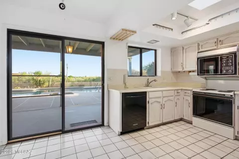 Kitchen - 6090 E River Rd, Tucson, AZ 85750 photo 4 of 4