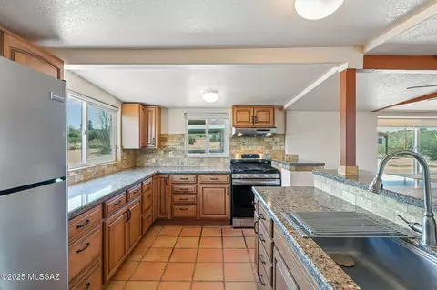 Kitchen - 27809 S Rain Valley Rd, Elgin, AZ 85611 photo 6 of 6