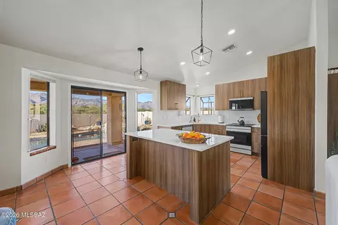 Kitchen - 7369 E Riverbank Loop, Tucson, AZ 85715 photo 2 of 8
