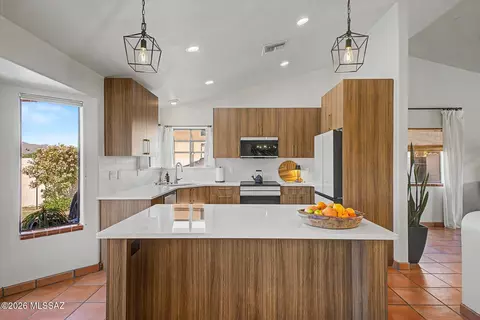 Kitchen - 7369 E Riverbank Loop, Tucson, AZ 85715 photo 3 of 8