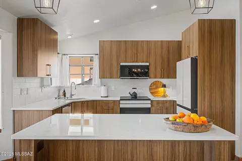 Kitchen - 7369 E Riverbank Loop, Tucson, AZ 85715 photo 4 of 8