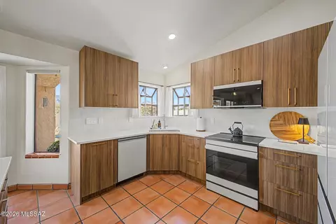 Kitchen - 7369 E Riverbank Loop, Tucson, AZ 85715 photo 8 of 8