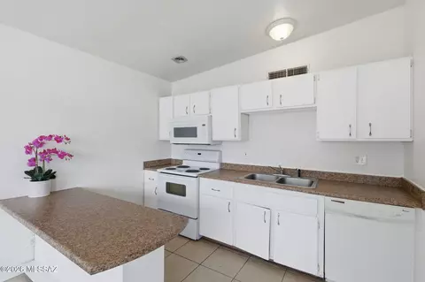 Kitchen - 1105 E Garden Loop, Tucson, AZ 85706 photo 2 of 2