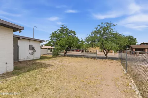 Exterior - 1105 E Garden Loop, Tucson, AZ 85706 photo 4 of 4