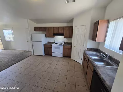 Kitchen - 2109 E Pinal Vis, Tucson, AZ 85713 photo 2 of 3
