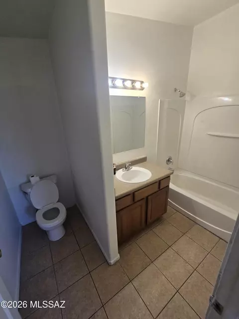 Bath - 2109 E Pinal Vis, Tucson, AZ 85713 photo 1 of 4