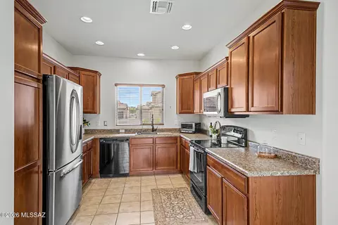 Kitchen - 10533 E Native Rose Trl, Tucson, AZ 85747 photo 2 of 3