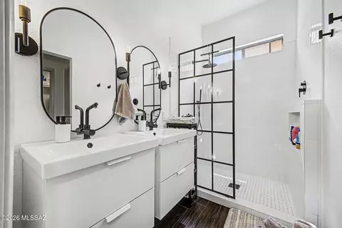 Bath - 10007 E Via Del Fandango, Tucson, AZ 85747 photo 1 of 2