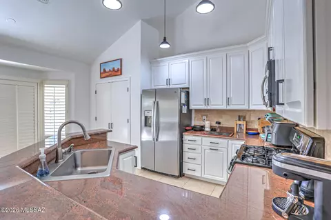 Kitchen - 9344 N Eaglestone Loop, Tucson, AZ 85742 photo 3 of 7