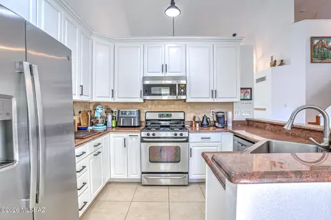 Kitchen - 9344 N Eaglestone Loop, Tucson, AZ 85742 photo 4 of 7