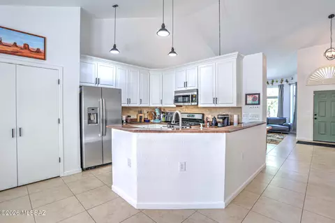 Kitchen - 9344 N Eaglestone Loop, Tucson, AZ 85742 photo 1 of 7