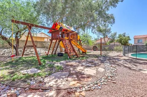 Exterior - 9344 N Eaglestone Loop, Tucson, AZ 85742 photo 8 of 10