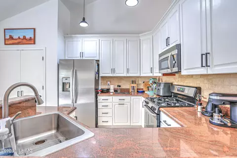 Kitchen - 9344 N Eaglestone Loop, Tucson, AZ 85742 photo 2 of 7