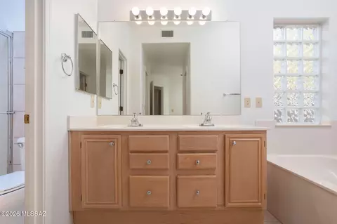 Bath - 529 E Wagon Bluff Dr, Tucson, AZ 85704 photo 1 of 5
