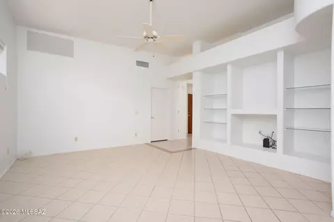 Living - 529 E Wagon Bluff Dr, Tucson, AZ 85704 photo 3 of 6