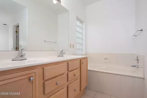 Bath - 529 E Wagon Bluff Dr, Tucson, AZ 85704 photo 2 of 5