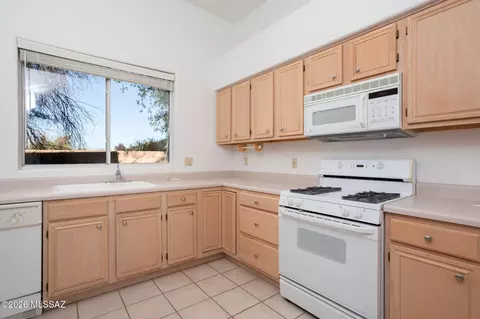 Kitchen - 529 E Wagon Bluff Dr, Tucson, AZ 85704 photo 4 of 5