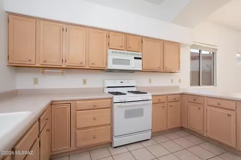 Kitchen - 529 E Wagon Bluff Dr, Tucson, AZ 85704 photo 5 of 5