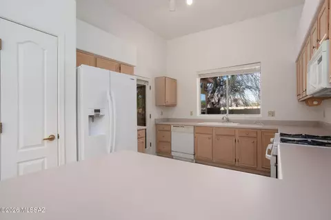 Kitchen - 529 E Wagon Bluff Dr, Tucson, AZ 85704 photo 1 of 5