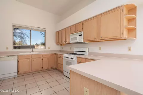 Kitchen - 529 E Wagon Bluff Dr, Tucson, AZ 85704 photo 3 of 5