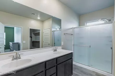 Bath - 954 S Grantham Ave, Vail, AZ 85641 photo 1 of 3