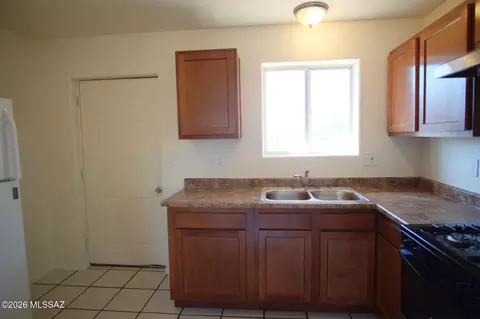 Kitchen - 345 E Delta Rd, Tucson, AZ 85706 photo 4 of 4
