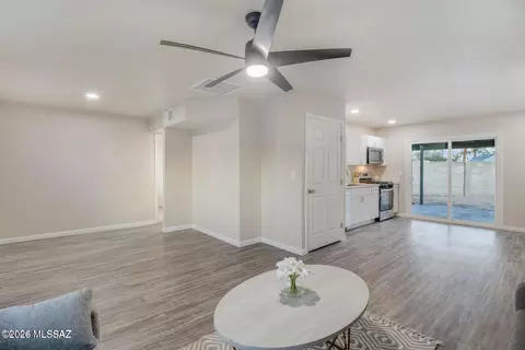Living - 8202 E Kenyon Dr, Tucson, AZ 85710 photo 2 of 4