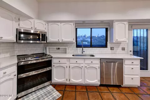 Kitchen - 6036 E Paseo Cimarron, Tucson, AZ 85750 photo 2 of 4