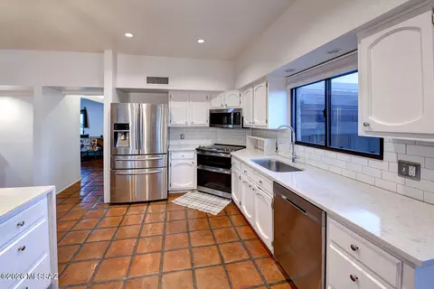 Kitchen - 6036 E Paseo Cimarron, Tucson, AZ 85750 photo 3 of 4