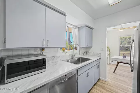Kitchen - 660 E River Rd #H, Tucson, AZ 85704 photo 4 of 6