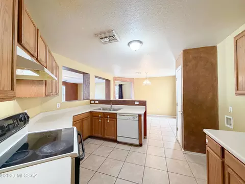 Kitchen - 5779 S Manta Ray Rd, Tucson, AZ 85706 photo 1 of 2