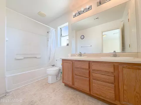 Bath - 5779 S Manta Ray Rd, Tucson, AZ 85706 photo 2 of 3
