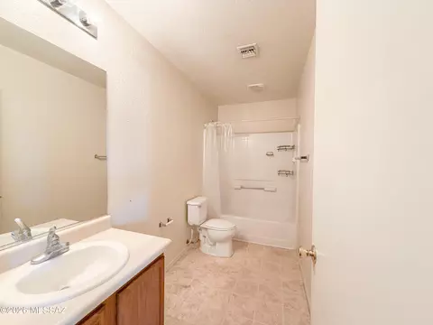 Bath - 5779 S Manta Ray Rd, Tucson, AZ 85706 photo 3 of 3