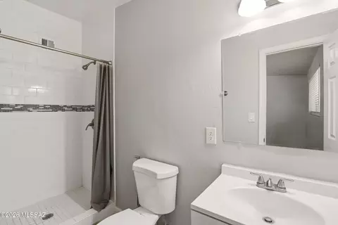 Bath - 3372 E 24th St, Tucson, AZ 85713 photo 1 of 2