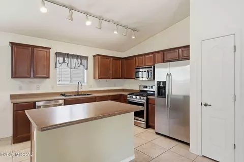 Kitchen - 60948 E Cantle Ct, Tucson, AZ 85739 photo 2 of 7