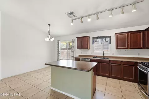 Kitchen - 60948 E Cantle Ct, Tucson, AZ 85739 photo 3 of 7