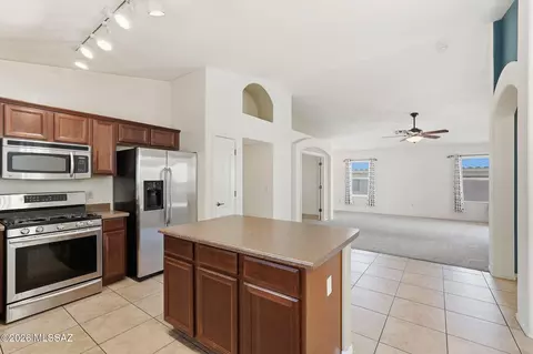 Kitchen - 60948 E Cantle Ct, Tucson, AZ 85739 photo 6 of 7
