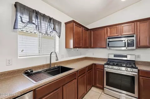 Kitchen - 60948 E Cantle Ct, Tucson, AZ 85739 photo 5 of 7