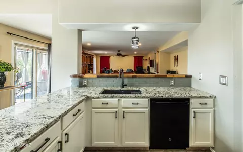 Kitchen - 10260 E Buffaloberry Loop, Tucson, AZ 85748 photo 3 of 5