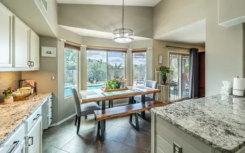Kitchen - 10260 E Buffaloberry Loop, Tucson, AZ 85748 photo 4 of 5