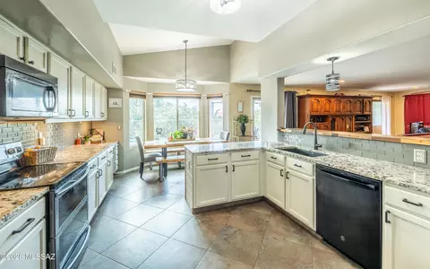 Kitchen - 10260 E Buffaloberry Loop, Tucson, AZ 85748 photo 2 of 5