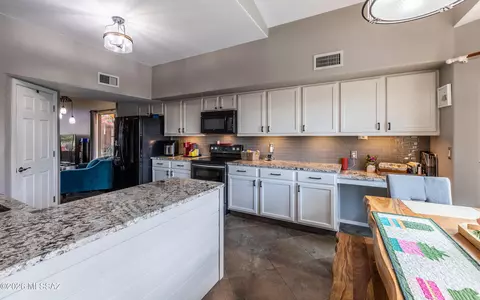 Kitchen - 10260 E Buffaloberry Loop, Tucson, AZ 85748 photo 5 of 5