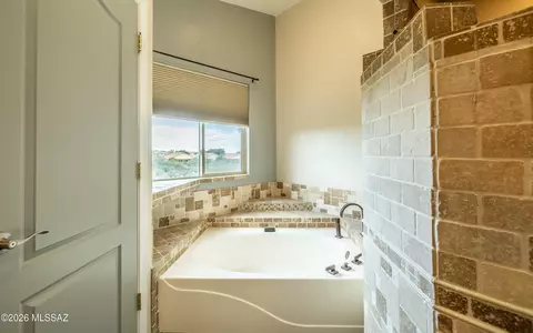 Bath - 10260 E Buffaloberry Loop, Tucson, AZ 85748 photo 4 of 7