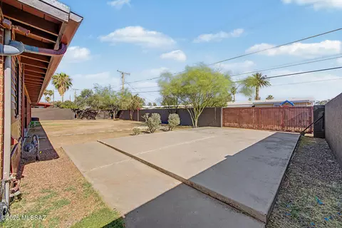 Exterior - 6212 Eli St, Tucson, AZ 85711 photo 7 of 8