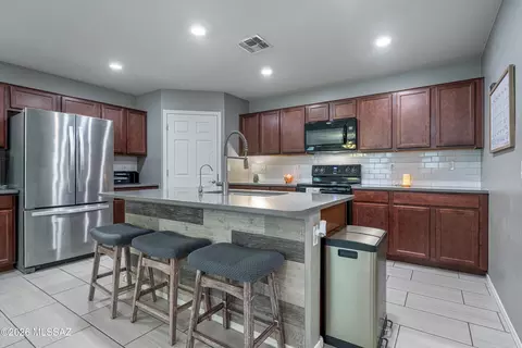 Kitchen - 7525 E Kinnison Wash Loop, Tucson, AZ 85730 photo 1 of 2