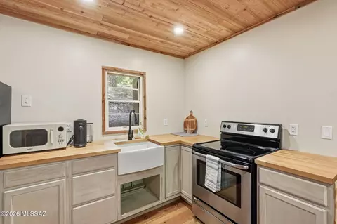 Kitchen - 10982 E Wren Ln, Mount Lemmon, AZ 85619 photo 4 of 5