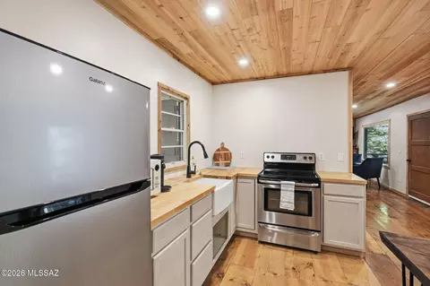 Kitchen - 10982 E Wren Ln, Mount Lemmon, AZ 85619 photo 2 of 5